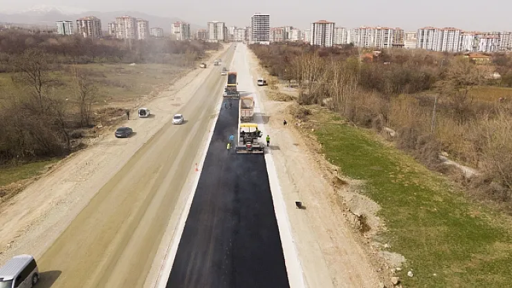 Başkan Gürkan, asfalt çalışmalarının yapıldığı 35 metrelik yolda inceleme yaptı