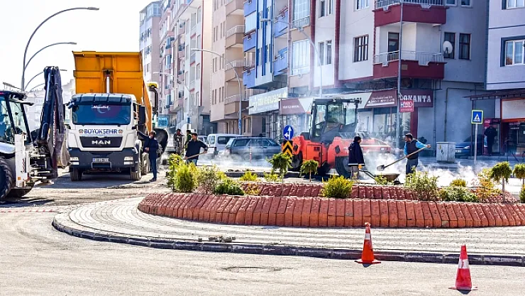 Büyükşehir yıpranmış ve bozulmuş yolları yeniliyor