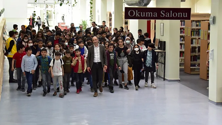 Malatya Büyükşehir Belediyesi Semt Konağı öğrencileri kütüphane gezdi