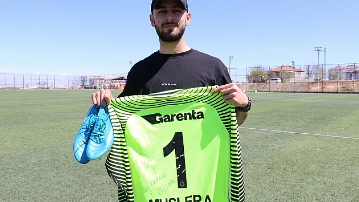 Muslera'nın hediyesi olan formayı kanser hastası çocuklar için satıyor