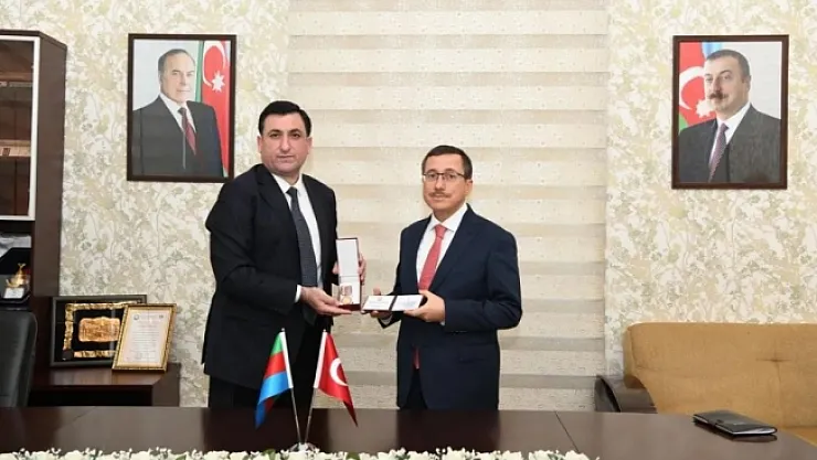 Rektör Kızılay'a Azerbaycan'dan özel devlet ödülü  