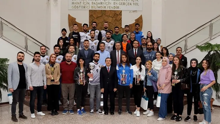 Rektör Kızılay'dan başarılı gençlere tam destek