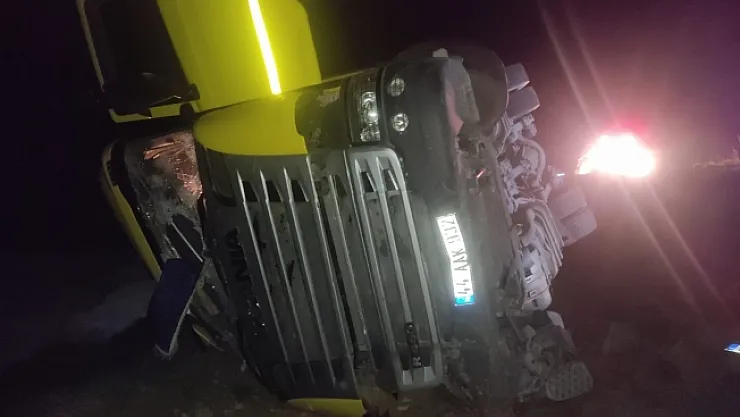 Şarampole devrilen TIR'ın sürücüsü yaralandı