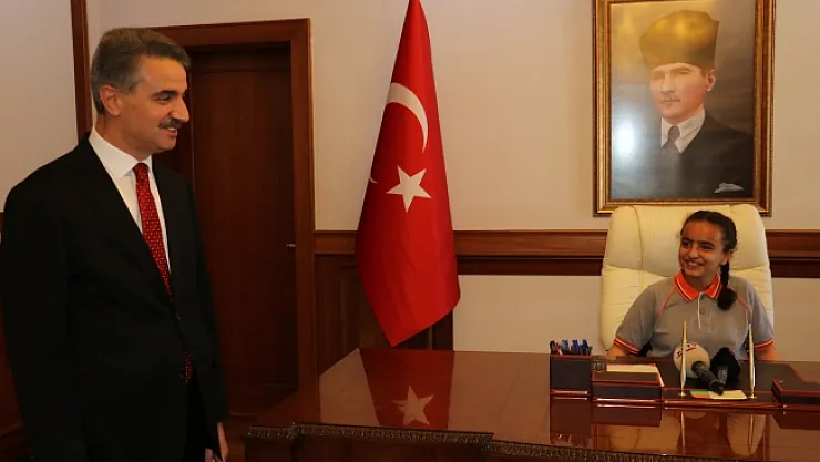 Vali Baruş, koltuğunu 4'inci sınıf öğrencisi Sude'ye devretti  