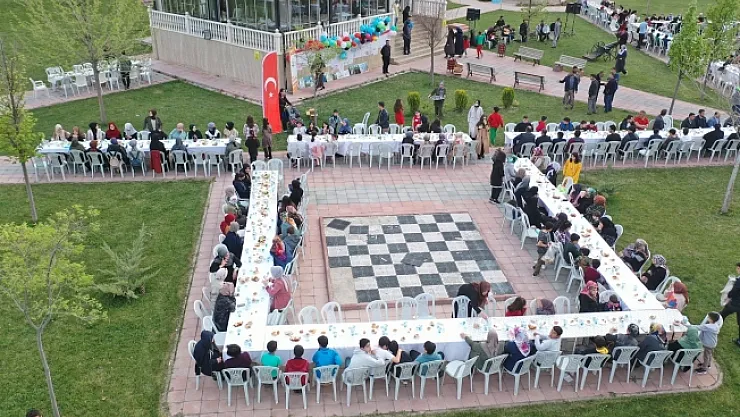 Yetim ve öksüz çocuklar için iftar sofrası kurdular