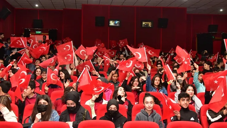 300 öğrenci Kurtuluş Hattı filmini izledi
