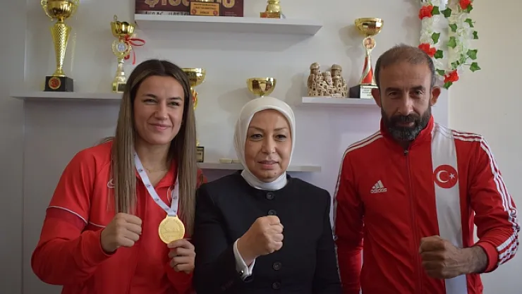 AK Parti'den dünya şampiyonu Akbaş'a ziyaret  