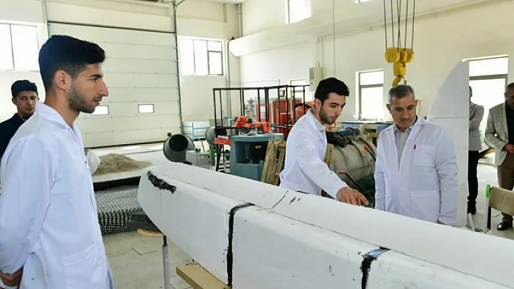 Başkan Çınar geleceğin inşaat mühendislerini ziyaret etti