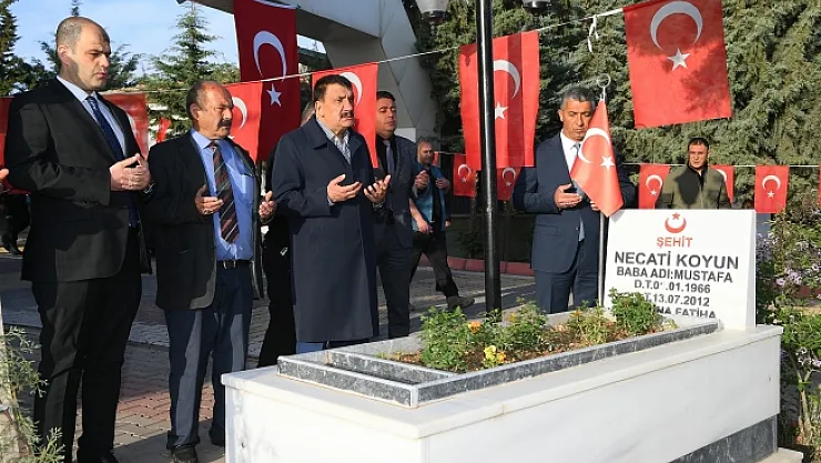 Başkan Gürkan'dan şehitlik ziyareti