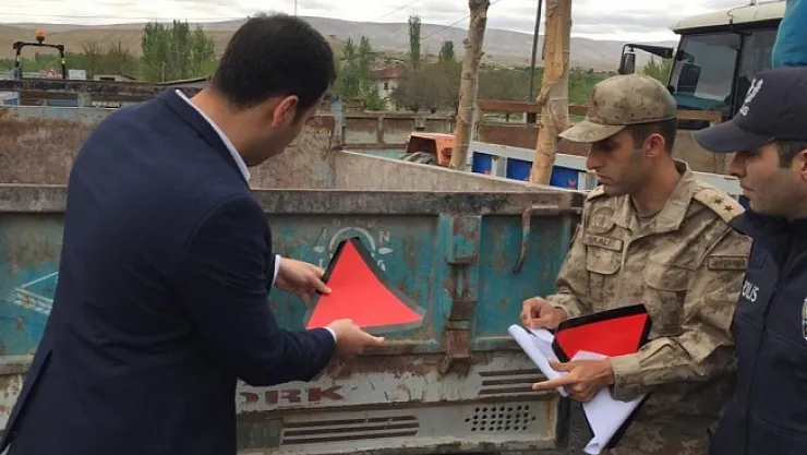 Darende'de sürücülere reflektör dağıtıldı  