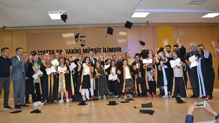 Down sendromlu bireylerin diploma heyecanı