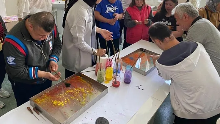 Down sendromlu çocukların Ebru Sanatı heyecanı