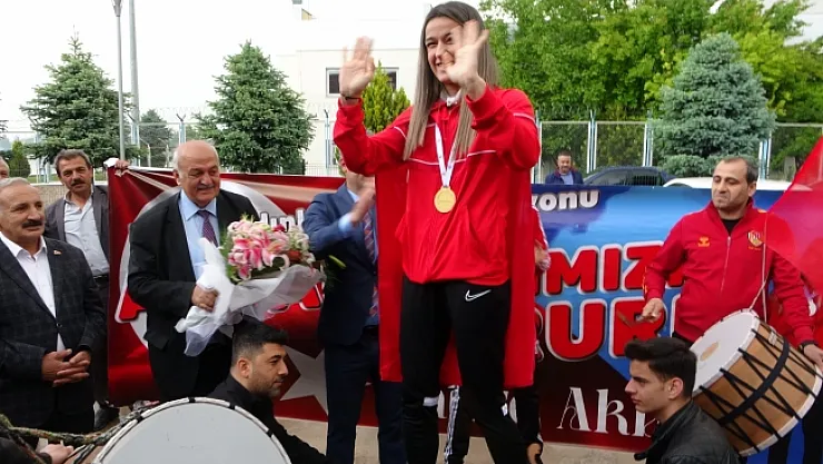 Dünya şampiyonu Hatice Akbaş'a Malatya'da coşkulu karşılama