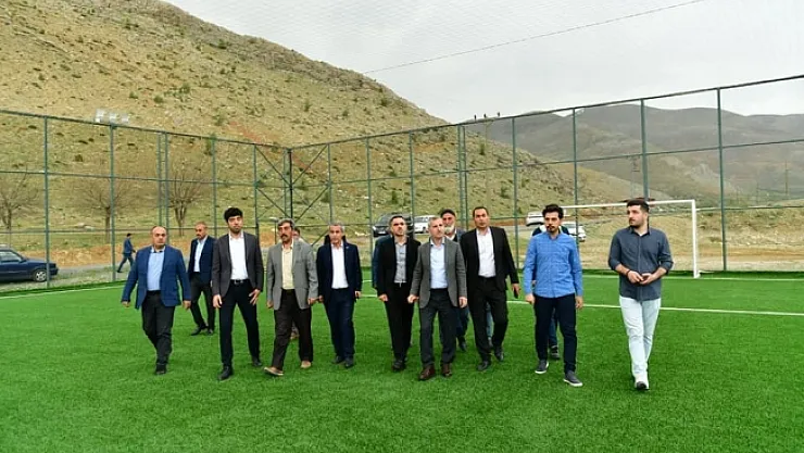 Gençler halı saha istedi, Başkan Çınar yerine getirdi