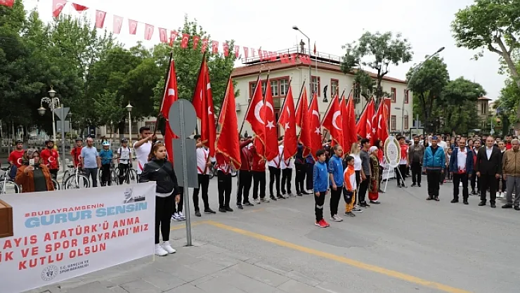 Gençlik Haftası çelenk sunumuyla başladı