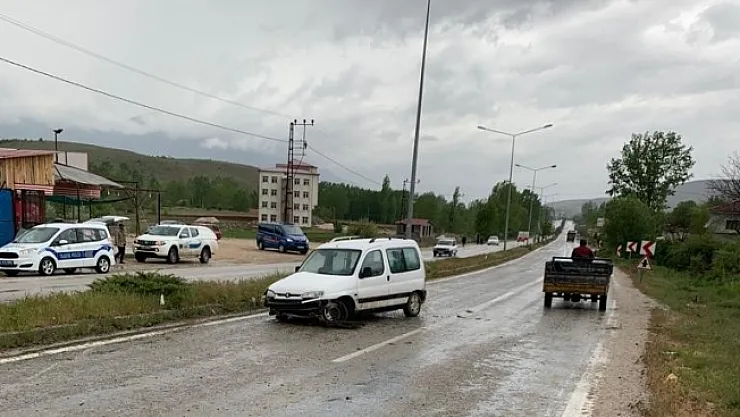 Hafif ticari araç aydınlatma direğine çarptı: 2 yaralı