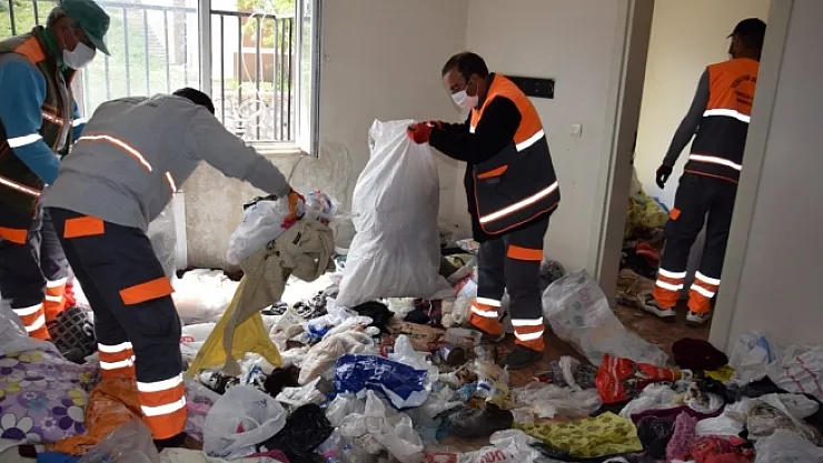 İhbara gittiler... Evden bir kamyon çöp çıkarttılar!