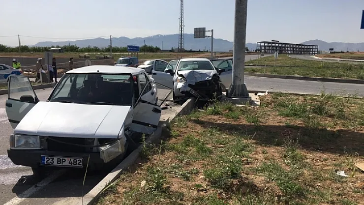 İki otomobil çarpıştı: 3 yaralı