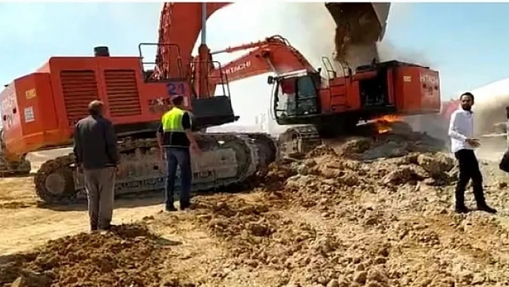 İş makinesi alev alev yandı! Yardıma kepçe operatörleri yetişti...