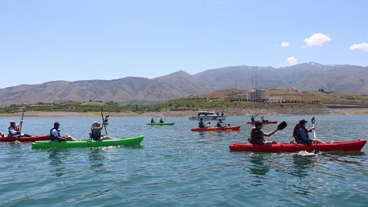 Malatya'da öğrencilerden kano kürek gösterisi