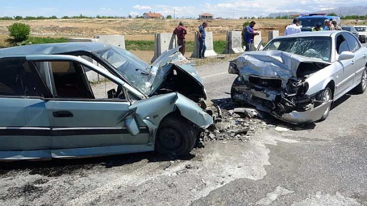Kafa kafaya çarpışan araçlar hurdaya döndü: 1'i ağır 2 yaralı