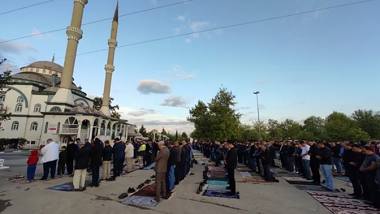 Malatya'da Bayram namazında camiler doldu