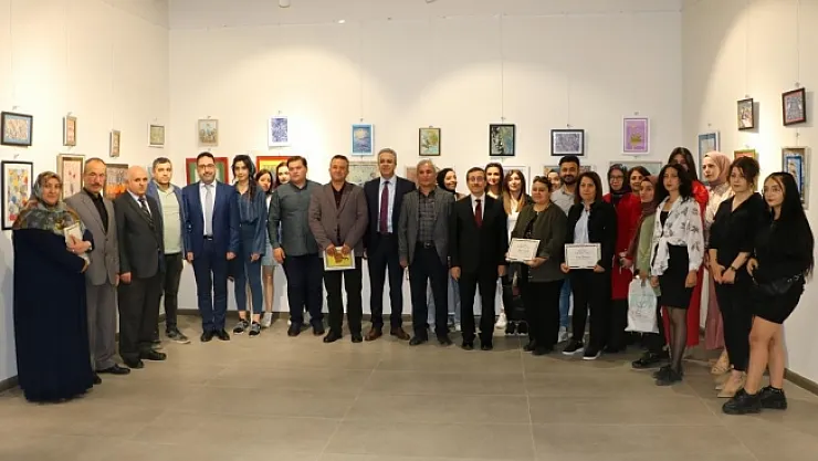 Öğrenci ve akademisyenlerden ebru sergisi