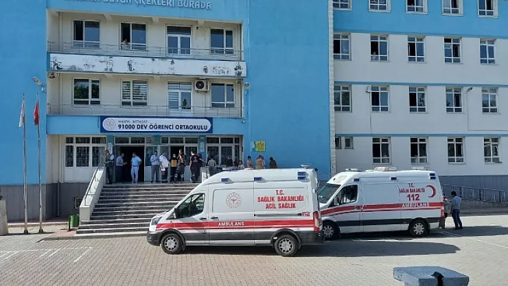 Okulda rahatsızlanan öğrenciler hastaneye kaldırıldı