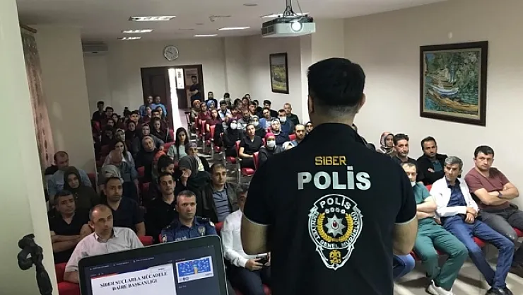 Polislerden öğrencilere internet eğitimi