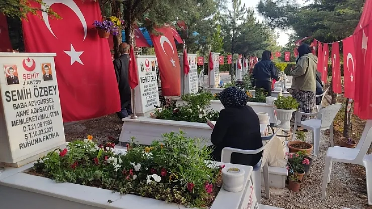 Şehitlikte hüzünlü bayramlaşma