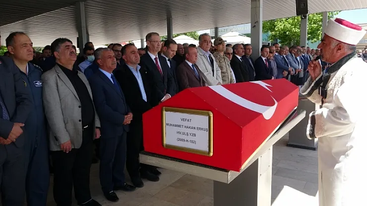 Silahını temizlerken kendisini vuran yüzbaşı son yolculuğuna uğurlandı