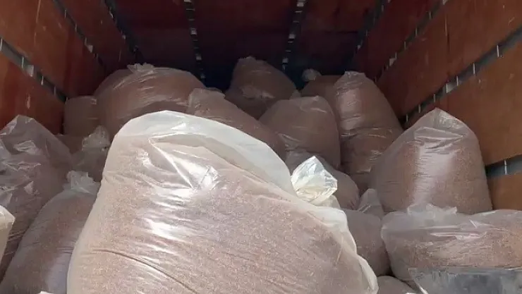 Tırda tonlarca kaçak tütün ele geçirildi