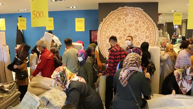 Ucuza halıyı duyanlar mağazaya koştu
