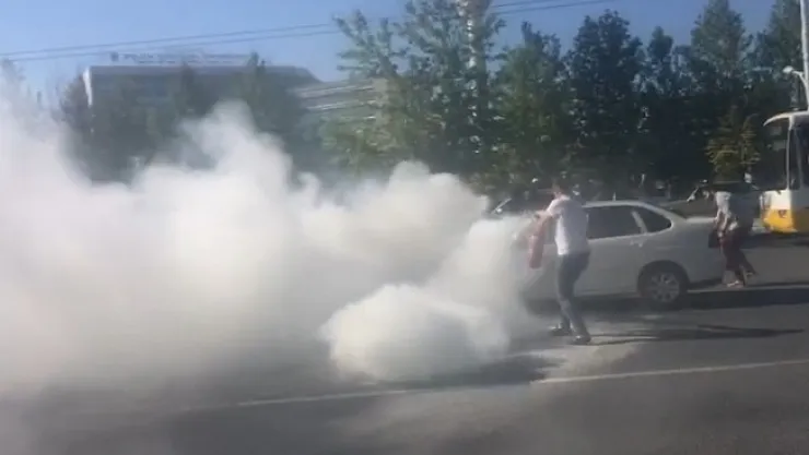 Yanan araç için vatandaşlar seferber oldu