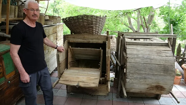 130 yıllık ahşap harman makinesine gözü gibi bakıyor