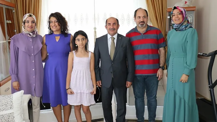 13 yıldır öz evlatlarından ayırmıyorlar