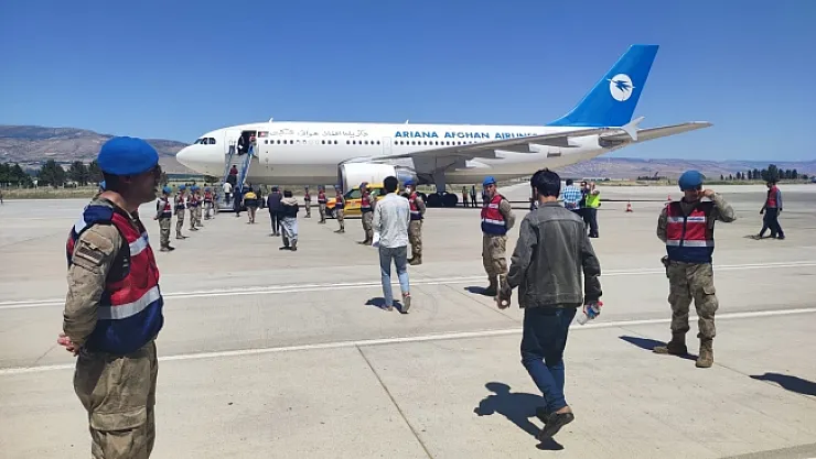 Afgan göçmenler charter seferlerle ülkelerine gönderiliyor