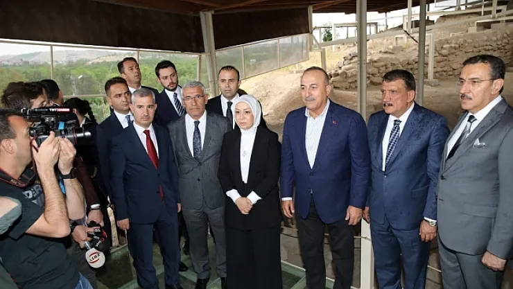 Bakan Çavuşoğlu, Arslantepe Höyüğü'nde incelemelerde bulundu