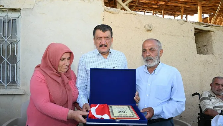 Başkan Gürkan, şehit babasını ziyaret etti