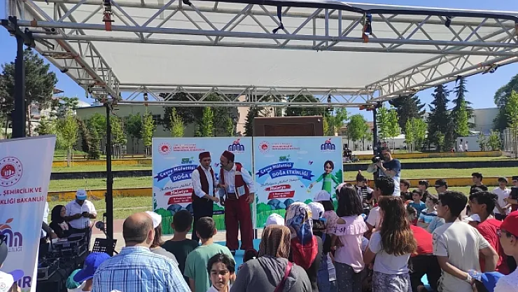 Büyükşehir Belediyesi Tiyatro Ekibi "Çevre Etkinliği&quotnde sahne aldı