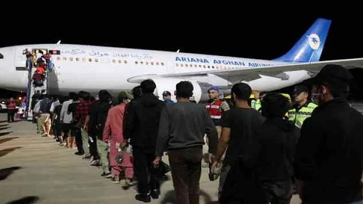 Düzensiz göçmenler sınır dışı ediliyor