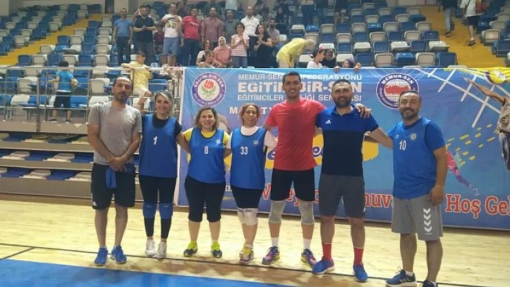 Eğitimciler topa şampiyonluk için vurdu