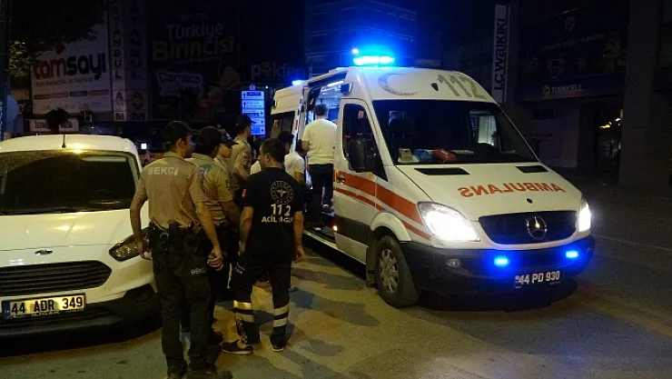 Eğlence merkezinde bıçaklı kavga: 3 yaralı  