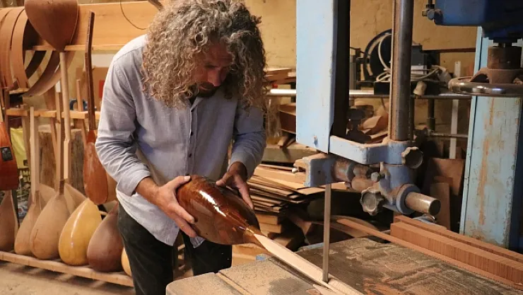 Evinin ağılını atölyeye çevirdi yıllardır bağlama yapıyor