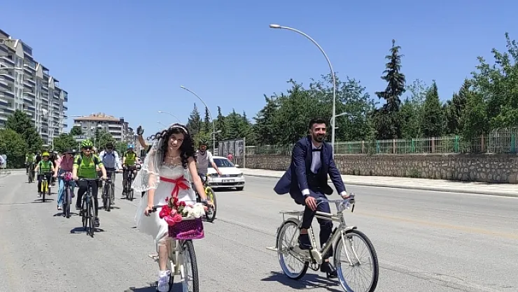 Gelinle damat nikaha bisikletle gitti