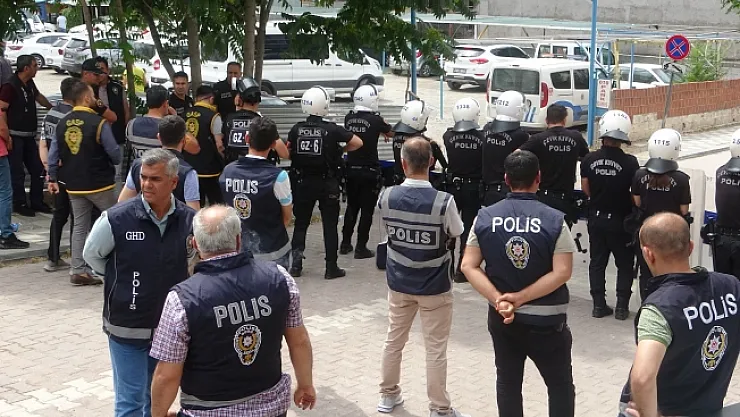 Malatya'da adliyeye sevk edilen cinayet zanlıları taş yağmuruna tutuldu