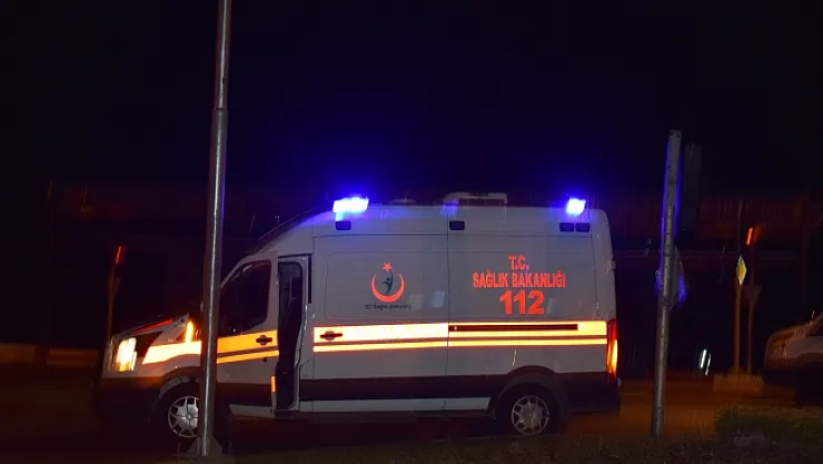 Refüje çarpan araç takla attı: 2 yaralı