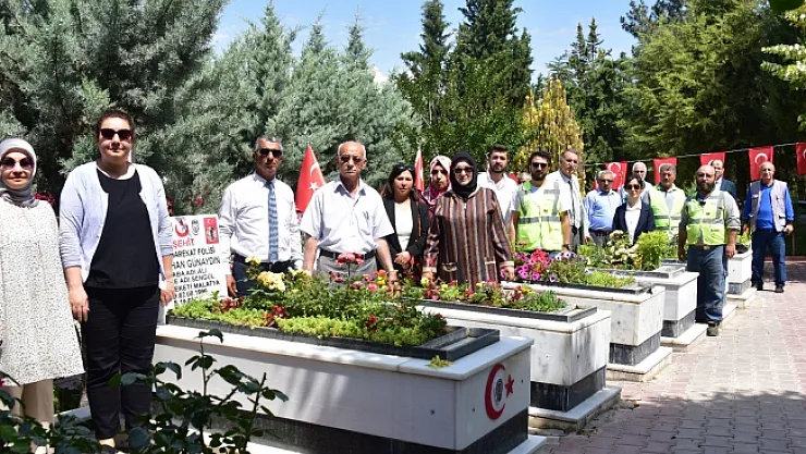 Şehitliğe çiçek ekimi gerçekleştirildi