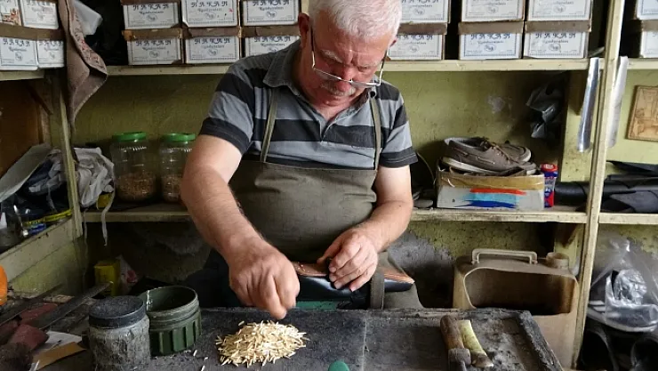 Türkiye'nin tek tahta çivili ayakkabı üreten ustası zamana direniyor