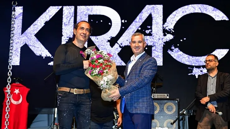 Ünlü sanatçı Kıraç, kiraz festivalinde sevenleriyle buluştu